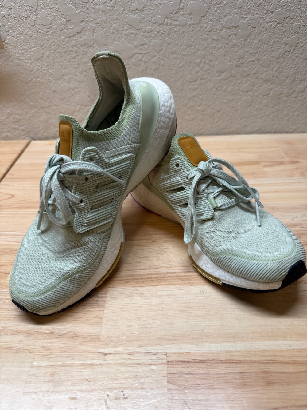 Like anew adidas Ultraboost 22 Women’s Size 6